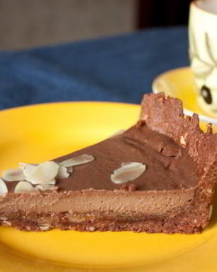 Тарт с миндалем и молочным шоколадом