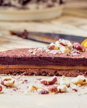 Тарт с шоколадным ганашем и соленой карамелью