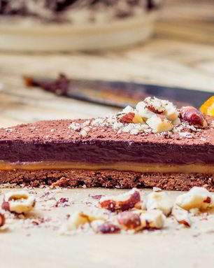 Тарт с шоколадным ганашем и соленой карамелью