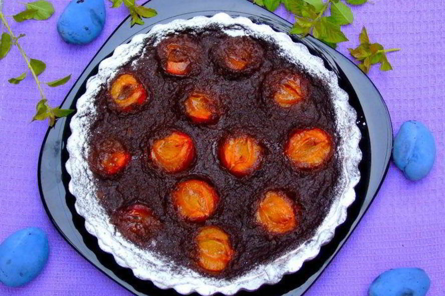 Рецепт тарта с шоколадным кремом и сливами