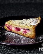 Тарт со сливами и лесными орехами