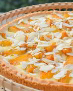 Тарт со сливами и миндалем