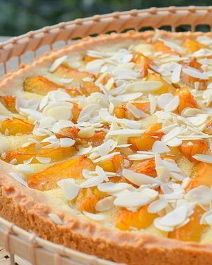 Тарт со сливами и миндалем