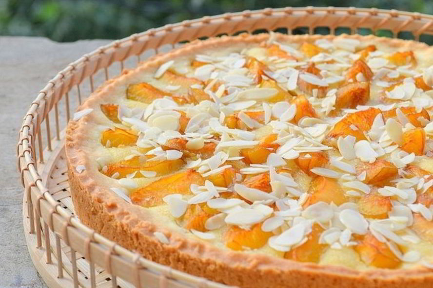 Рецепт тарта со сливами и миндалем