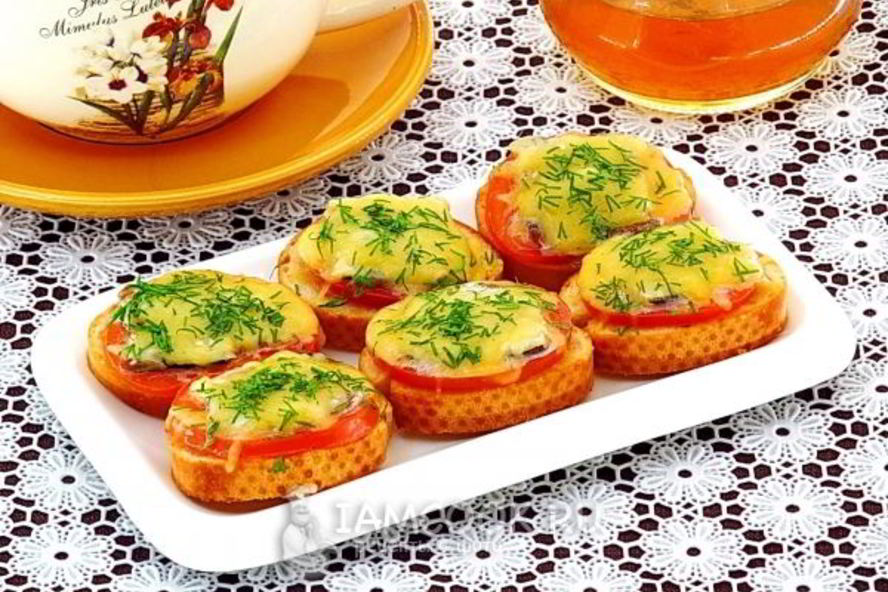 Рецепт тартинок с помидором, килькой и сыром