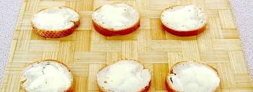 тартинки с помидором, килькой и сыром. Шаг 6