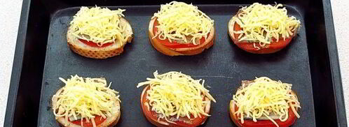 тартинки с помидором, килькой и сыром. Шаг 9