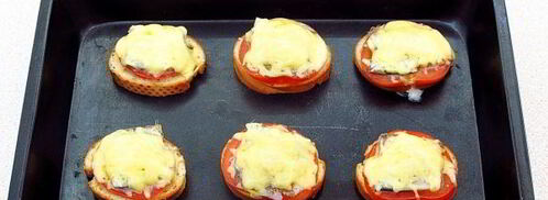 тартинки с помидором, килькой и сыром. Шаг 10