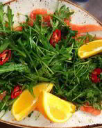 Теплое карпаччо из чавычи с руколой в апельсиновой заправке