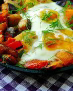 Картофель с шампиньонами и яичницей