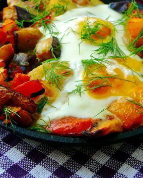 Картофель с шампиньонами и яичницей