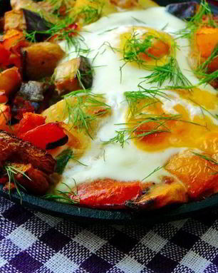 Картофель с шампиньонами и яичницей