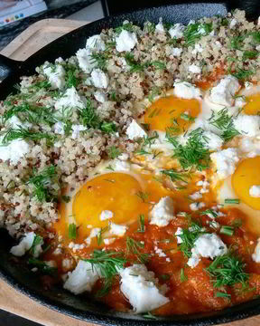 Шакшука с киноа и брынзой