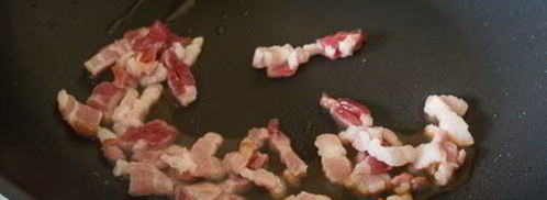 сливочная яичница-болтунья с грибами и беконом. Шаг 4