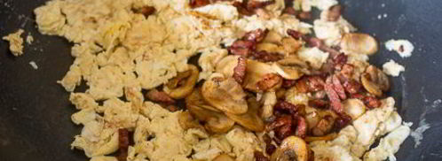 сливочная яичница-болтунья с грибами и беконом. Шаг 7