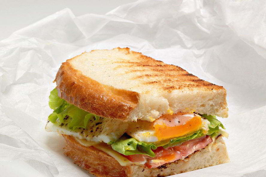 Рецепт сэндвича с яичницей, беконом и сыром