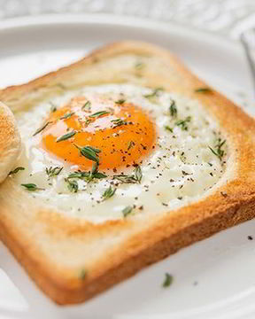 Сытная яичница на тостах