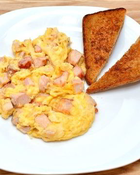 Яичница-болтунья с копченостями