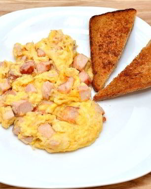 Яичница-болтунья с копченостями