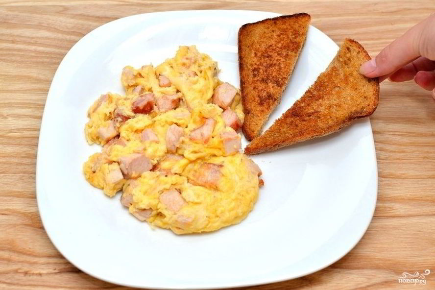 Рецепт яичницы-болтуньи с копченостями