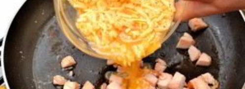 яичница-болтунья с копченостями. Шаг 6