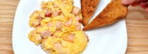 яичница-болтунья с копченостями. Шаг 7