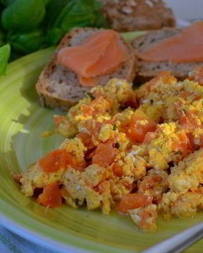 Яичница-болтунья с помидорами