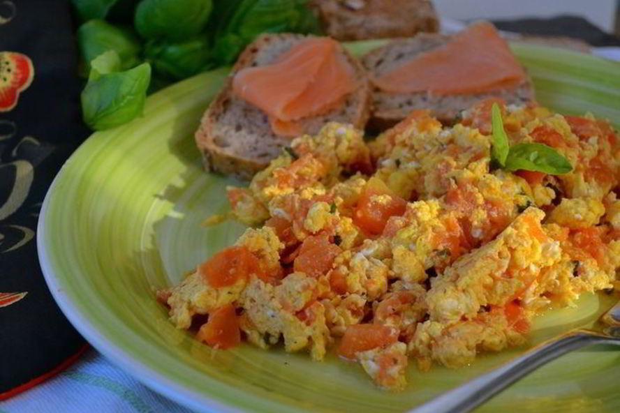 Рецепт яичницы-болтуньи с помидорами