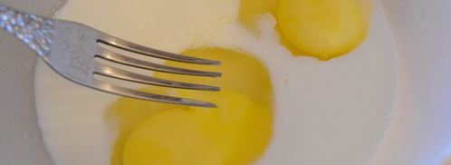 яичница-болтунья с сыром джюгас на хрустящих тостах. Шаг 2