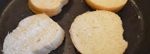 яичница-болтунья с сыром джюгас на хрустящих тостах. Шаг 3