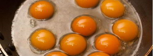 яичница-глазунья из перепелиных яиц. Шаг 2