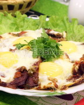 Яичница глазунья с помидорами и халапеньо