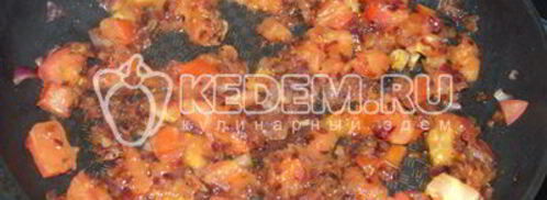 яичница глазунья с помидорами и халапеньо. Шаг 4