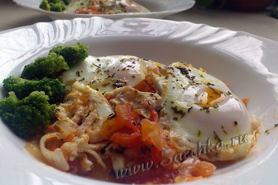 Рецепт яичницы на овощной подушке