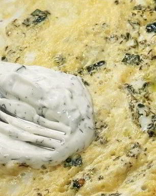 Яичница по-азербайджански с зеленью