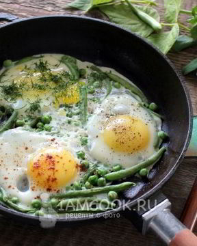 Яичница с горошком и стручковой фасолью