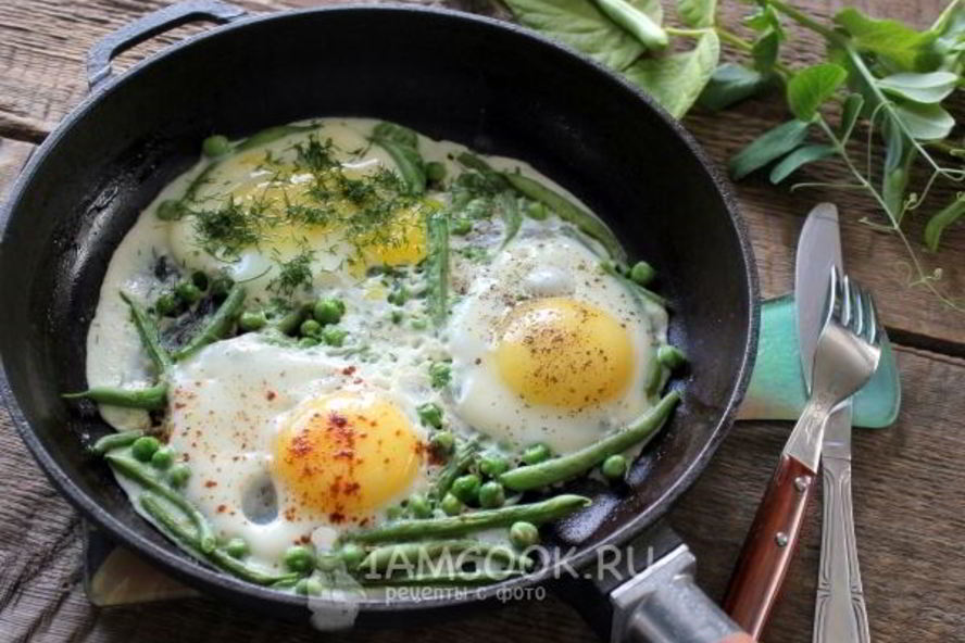 Рецепт яичницы с горошком и стручковой фасолью