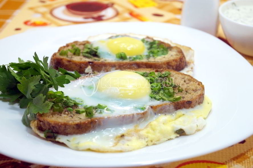 Рецепт яичницы с гренками и зеленью