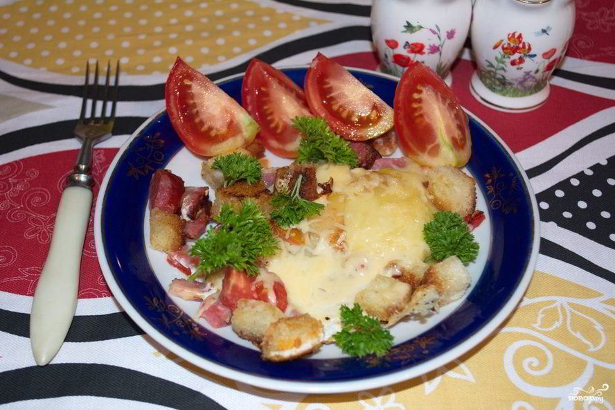 Рецепт яичницы с колбасой и хлебом