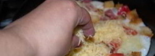 яичница с колбасой и хлебом. Шаг 4