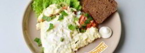 яичница с помидорами и базиликом. Шаг 7