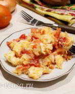 Яичница с помидорами и луком