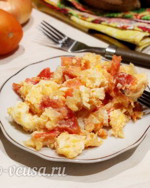 Яичница с помидорами и луком