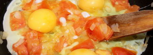 яичница с помидорами и луком. Шаг 5