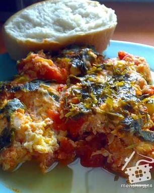 Яичница с помидорами и сыром