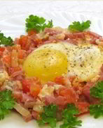 Яичница с помидорами и ветчиной