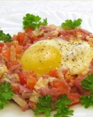 Яичница с помидорами и ветчиной