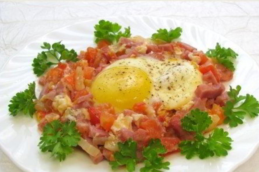 Рецепт яичницы с помидорами и ветчиной
