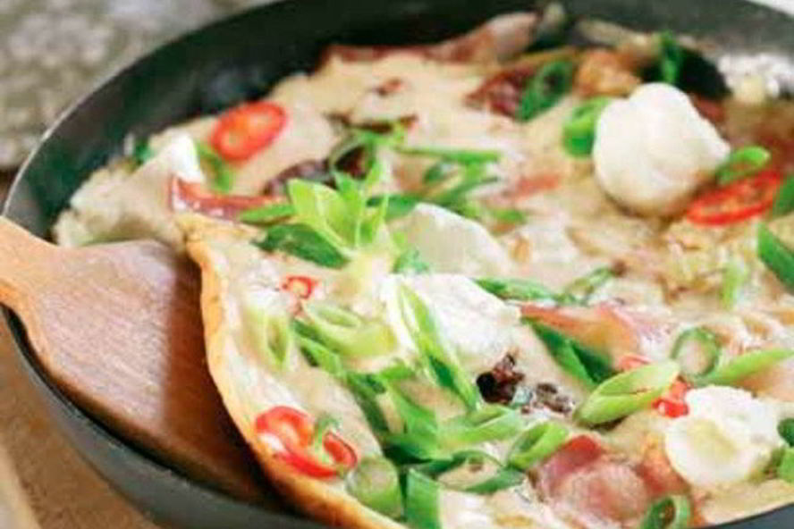 Рецепт яичницы с шампиньонами, колбасками и сыром