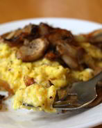 Яичница с шампиньонами